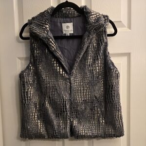 Versona Gray Faux Fur Vest. M